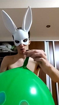 Bunny Looner kouří velké balónky při honění na Streamu