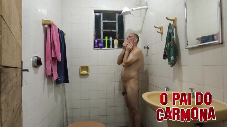 Carmona's father: Face baie, cine vine?