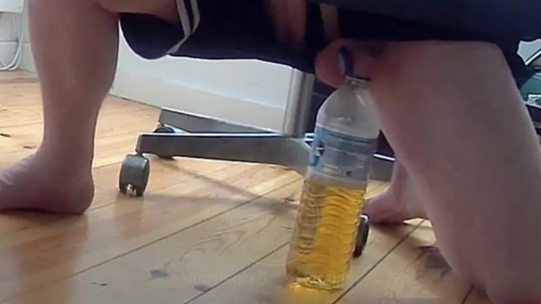 AmateurBoysPissing: Jules evden çalışırken masasından çıkamayınca şişeye işiyor