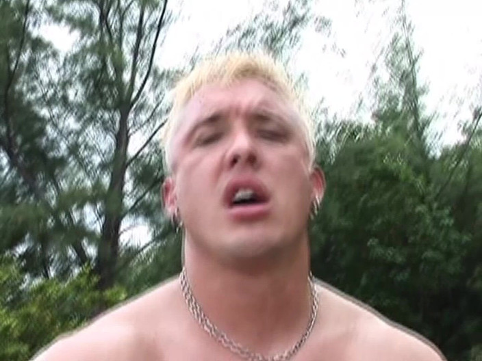 Best Amateur Sex: Halley Young este futută în aer liber, adânc în gât și ejaculare