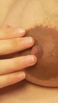 Sora vitregă însărcinată se masturbează cu un vibrator și pizdă cu chiloți intrați în chiloți se examinează în latex medical alb