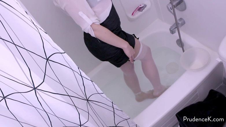 Prudence K Hairy & Shaving Fetish: Fétiche du rasage : une secrétaire trempée soumise bic razor, rasage...