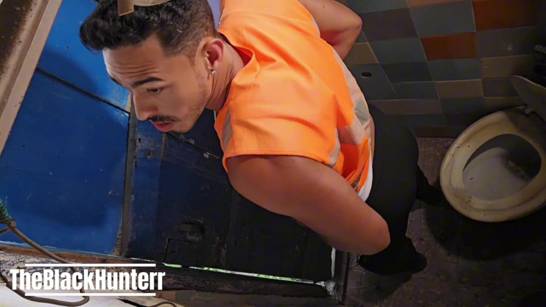 TheBlacKHunterr: Dua pekerja bermesra di bilik mandi