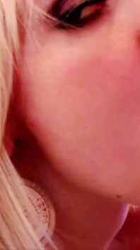 Blonďatá teen cum děvka Karlie Simon v amatérském sex party gangbang se staršími swingers