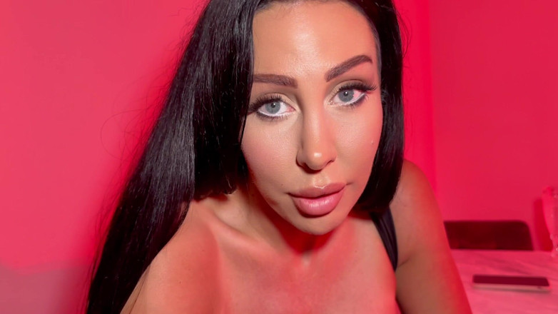 Mila Amora: Bbc-pornostar handjob an der bar
