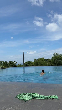 マイクロビキニ、水泳でプールでからかう