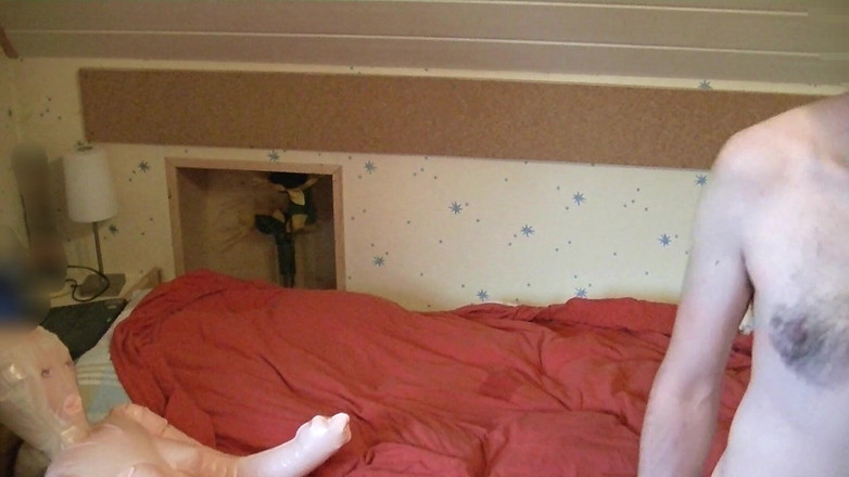 Mark Hannes: Creampie sexdoll scopata a letto masturbazione