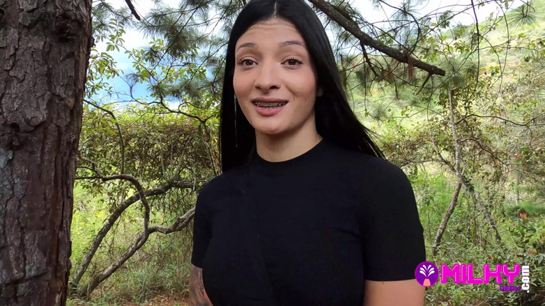 Milky Peru: Sexy mädchen im wald geld im austausch gegen sex anbieten -...