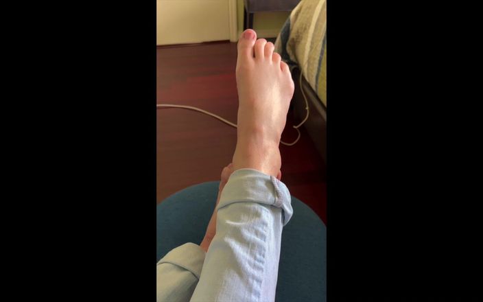 Barefoot Blake: Spettacolo di piedi sexy e una pisciata
