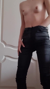 Gadis kurus lagi asik masturbasi pakai celana kulit