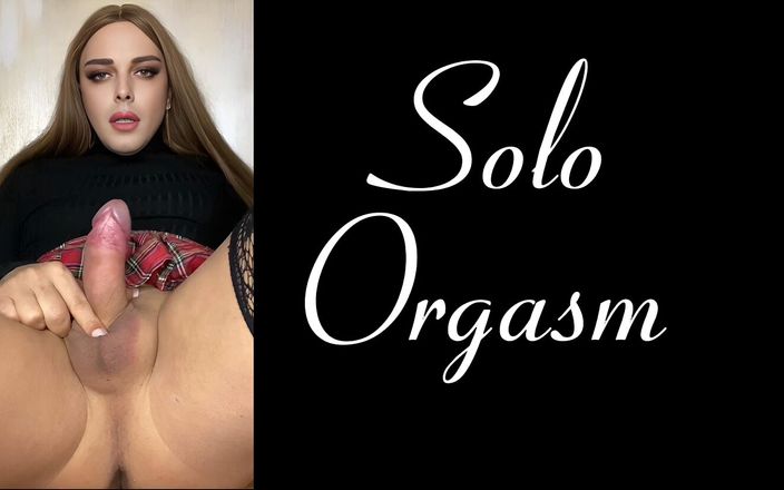 Sissy_Sasha_Q: Sissy slet Sasha Q trekt haar grote pik af en...