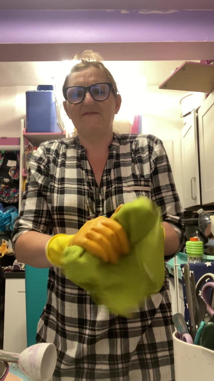 MistressWriggler: Oben-ohne-Abwaschen in voller Sicht der sehr belebten Straße, auf der...