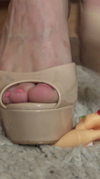 Divertimento sadico con un giocattolo per la maliziosa bionda ambra!