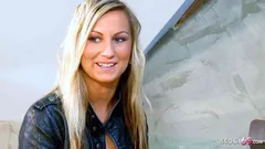 Pequeña chica rubia seducida por un viejo en una entrevista de trabajo