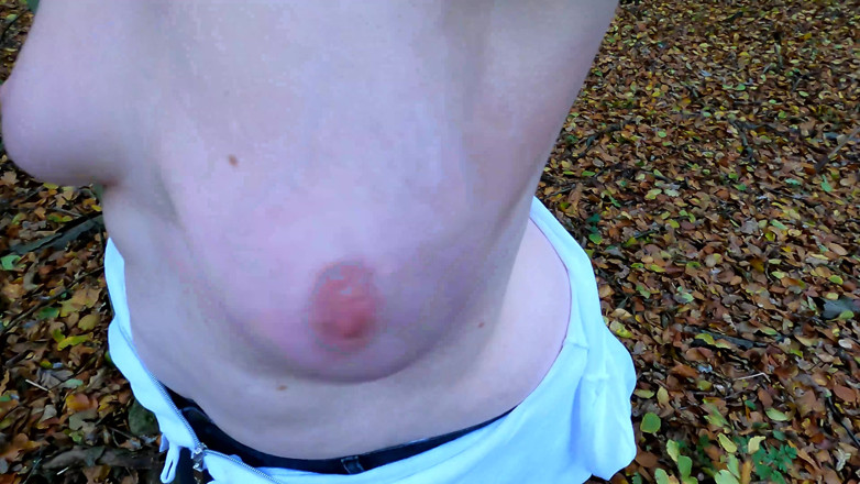 Bouncy Tits Action: Hình phạt vú trần và trần trụi trong rừng