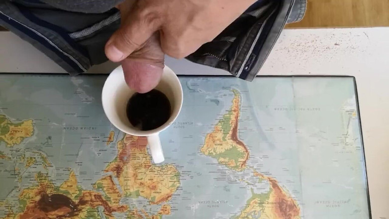 Rafael Torreano: Gorący facet szarpanie się, aby włożyć mleko do kawy