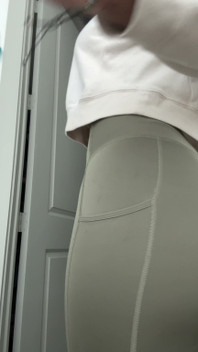 Dapatkah Anda membantu saya memakai legging saya? 