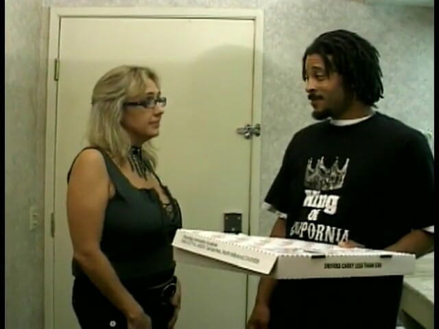 First Black Sexperience: Preto cara trabalhando como entrega de pizza fornece sentir-se entediada...