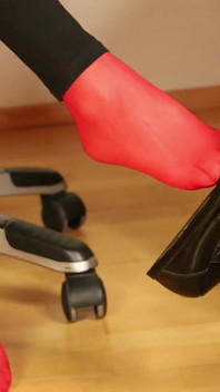 Red Stockings & Footplay Stiletto Di bawah bingkap
