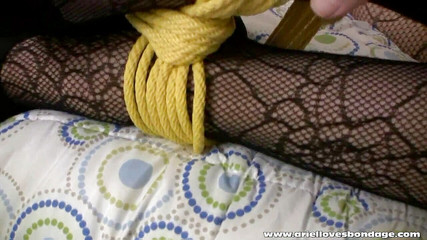 Spungy Gunk Films: 被绑住并被堵嘴。她喜欢它！