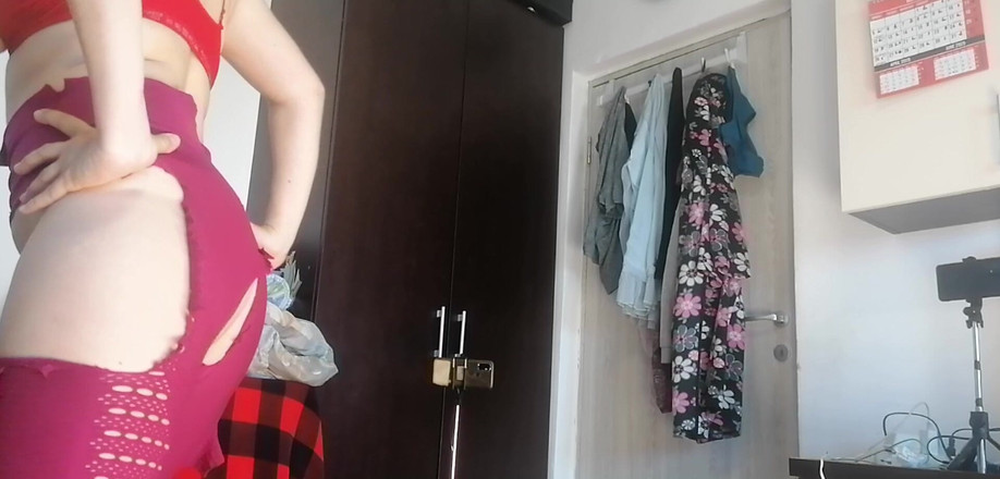 Amateur_MS: Femeie latino sexy se distrează încercând hainele și tăindu-le