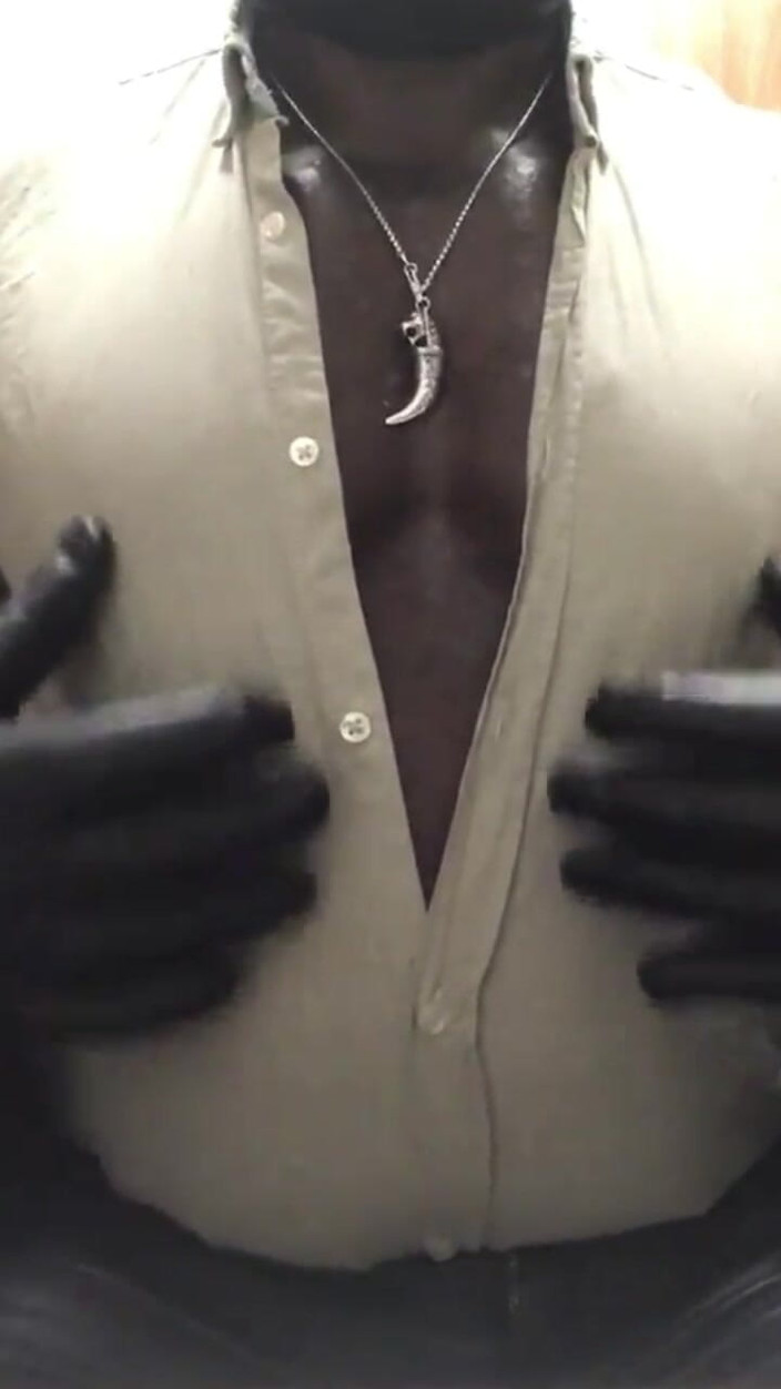 Black smoking muscle stepdad: Maskerat läder på bröstvårtan spelar uppsvälld magrök