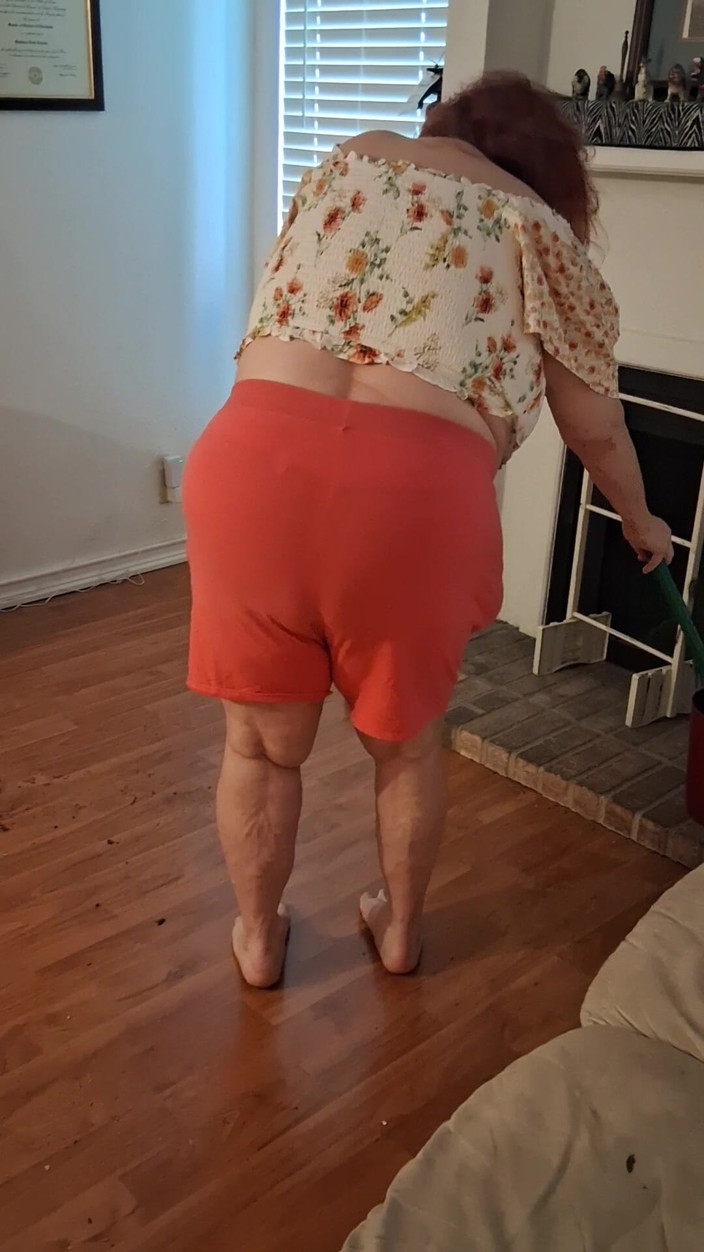 BBW nurse Vicki adventures with friends: Big Belly Beauty Nurse Vick Cleans up Messy Floor