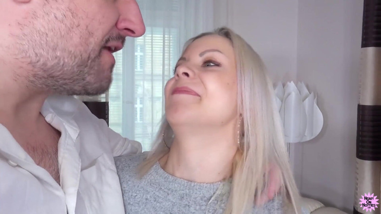 Heavy on Hotties: Blonďatá holka Julia Parker se dáví pérem