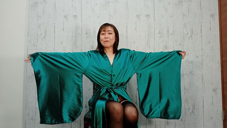 Mayumi Kanzaki: Con Ropa Sexy
