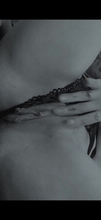 Sexy schätzchen squirtet in dessous