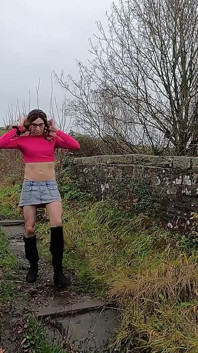 Trans dziewczyna swoimi czerwonymi pończochami