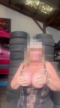 Elle se fait surprendre en train de marcher dans un garage avec ses seins naturels déjantés