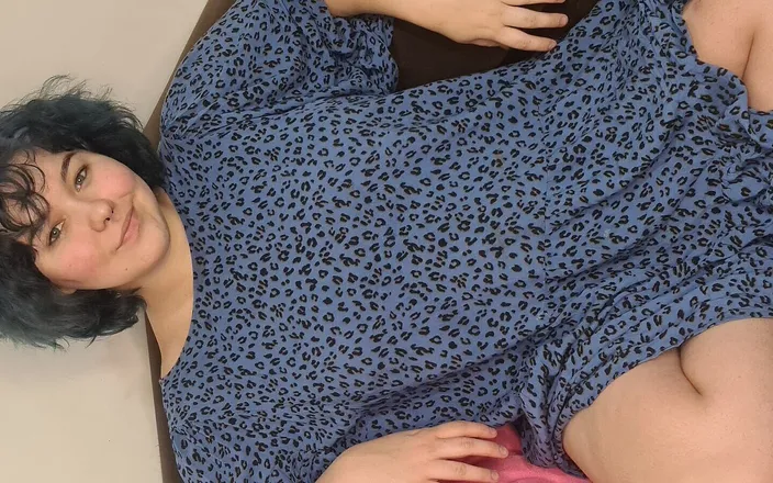 Dramatic Dumpster Fire: Over Clothing BBW Tease and Sucking Finger