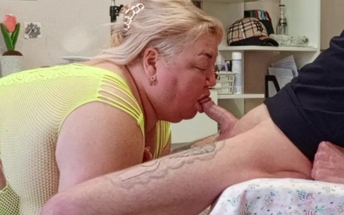 Zona901: Přítel saje velkou část spermatu z ptáka a polyká to
