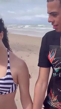 A jovem me deu sua buceta apertada na praia