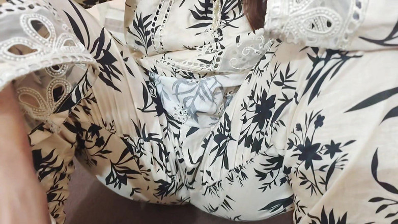 Sairaxsaim: Bhabi India yang cantik mengajar saya tentang blowjob