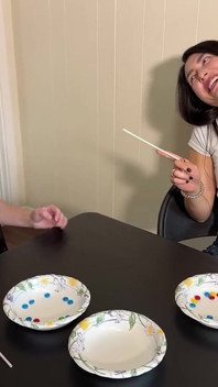 Trò chơi bú rơm sô cô la là một bản giao hưởng của những tiếng cười khúc khích