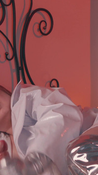 来自一个严格的熟女的皮手套打手枪，奴隶的调教从操逼中筋疲力尽。穿着pvc雨衣的大奶女主人。