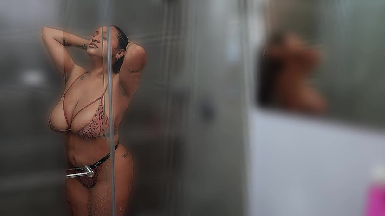 GIULIANA_BIG: Brunette grote borsten wordt aangeraakt in bad na de sportschool