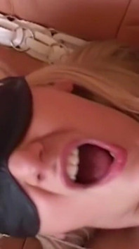 Blondine mit verbundenen augen nimmt schwanz in jeder position