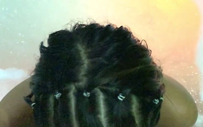 ScarlettKent: Adik tiriku lagi asik kontolku sampai tenggorokan dengan gerakan lambat...