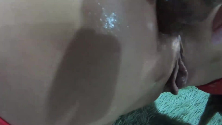 ChiksMira: Milf bagnata si fa un ditalino e gioca con un...