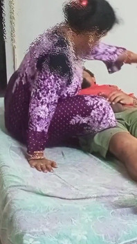 Hintli desi ev hanımı seks videosu çekiyor