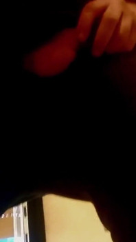 Estudante chega em casa da festa e se masturba deixando a janela aberta para os vizinhos