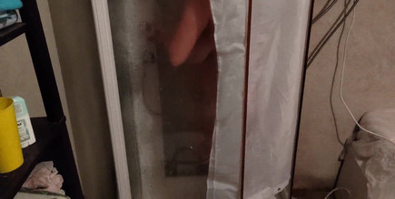 Emma_Alex: मेरी सौतेली बहन को शॉवर में पकड़ा। उसने मुझे उसके बड़े स्तनों वाले शरीर पर देखने दिया