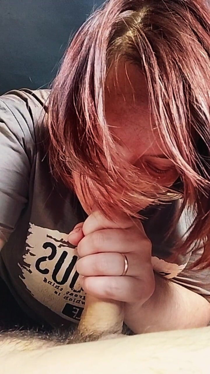 SchoolPrincess: 素人女友口交而不是做饭 - 戴眼镜的丰满黑发女郎吮吸鸡巴并撸管