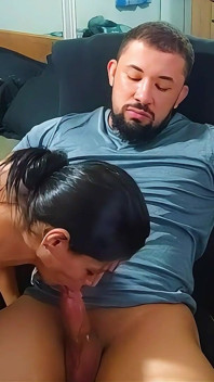 Ho colto il mio ragazzo sul fatto... E ho deciso di togliere lo sperma dal mio cazzo