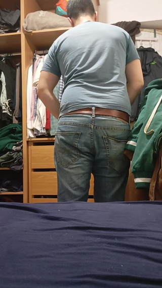 A large Portuguese dick: 脱掉你的衣服