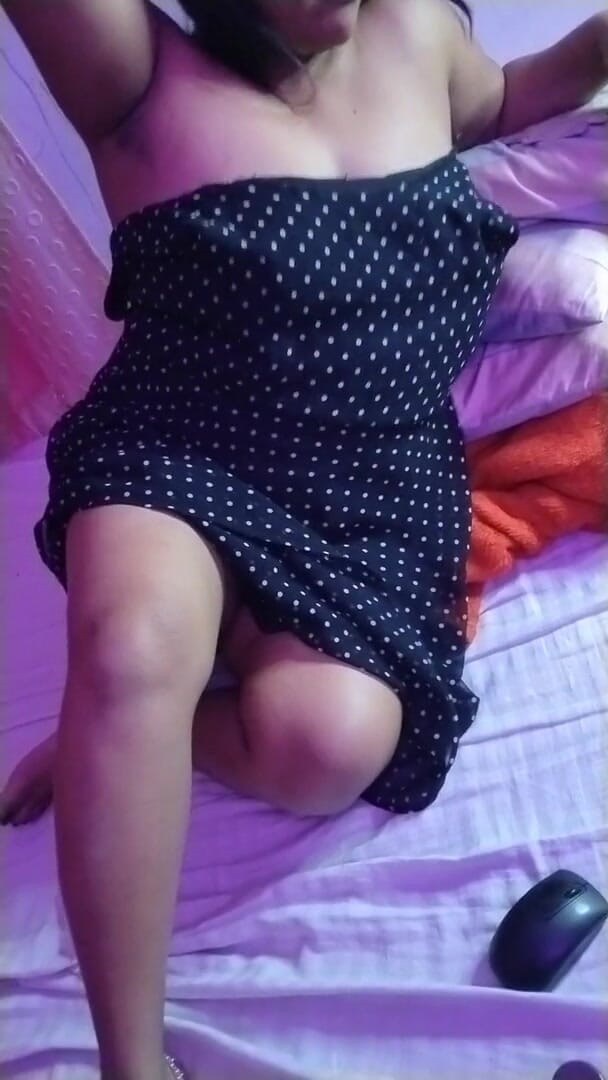 HotGirl21: Chica india caliente muestra aquí cuerpo con tela negra.