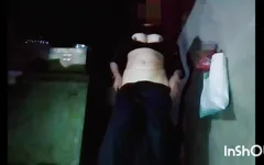 房子里的印度女孩利用了房子里没有人的好处，变得兴奋和自慰
